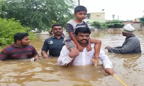 పిల్లాడిని భుజాల మీద మోస్తున్న ఈయన ఎవరో తెలుసా..?