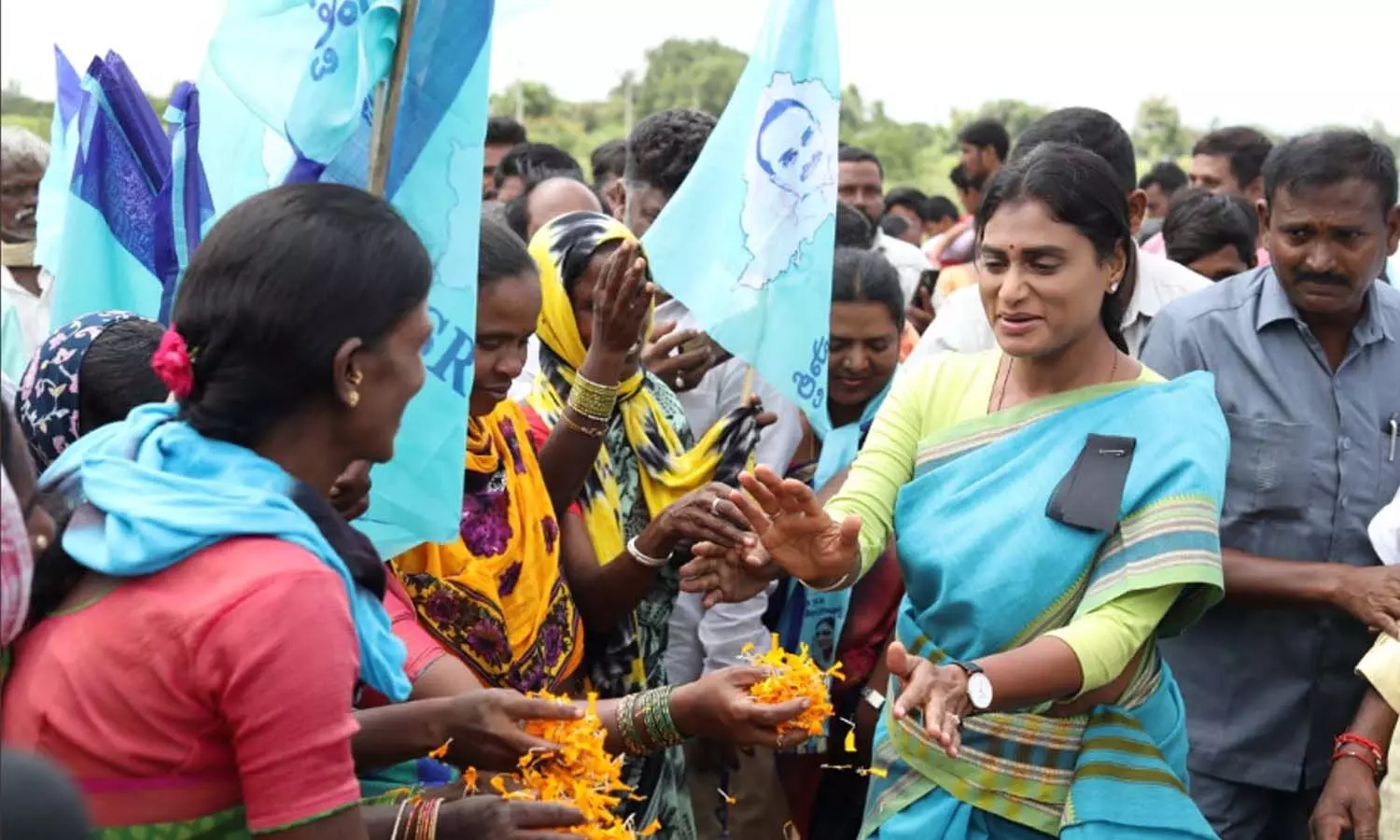 జుక్కల్ నియోజకవర్గంలో షర్మిల పర్యటన జుక్కల్ నియోజకవర్గంలో షర్మిల పర్యటన