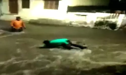 హైదరాబాద్ లో కొట్టుకుపోయిన మనుషులు, వాహనాలు