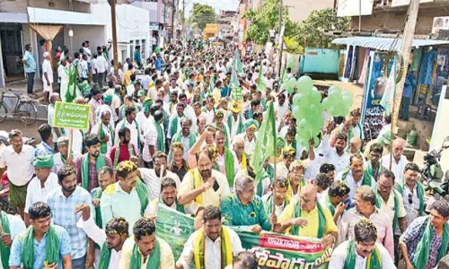 పాదయాత్రలో రైతుల ఆగ్రహం.. అందుకేనట