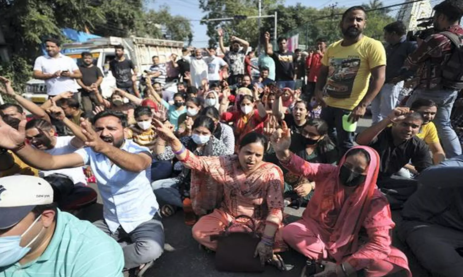 మరో కశ్మీరీ పండిట్ దారుణ హత్య