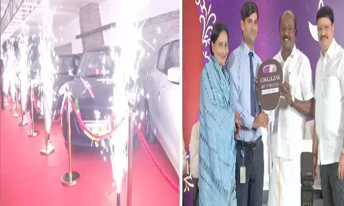 దీపావళికి స్పెషల్ గిప్ట్.. కార్లు ఇచ్చిన యజమాని