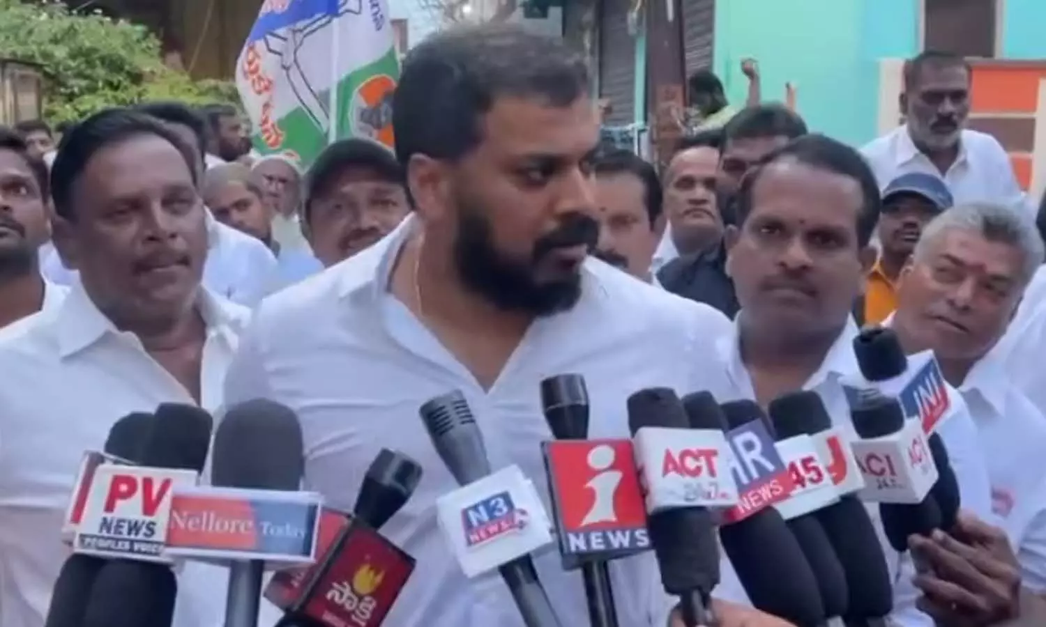 నటించినా జనం నమ్మరు నటించినా జనం నమ్మరు