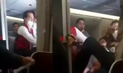 ఫ్లైట్ లో వాళ్లను కోరికేసిన ప్యాసెంజర్