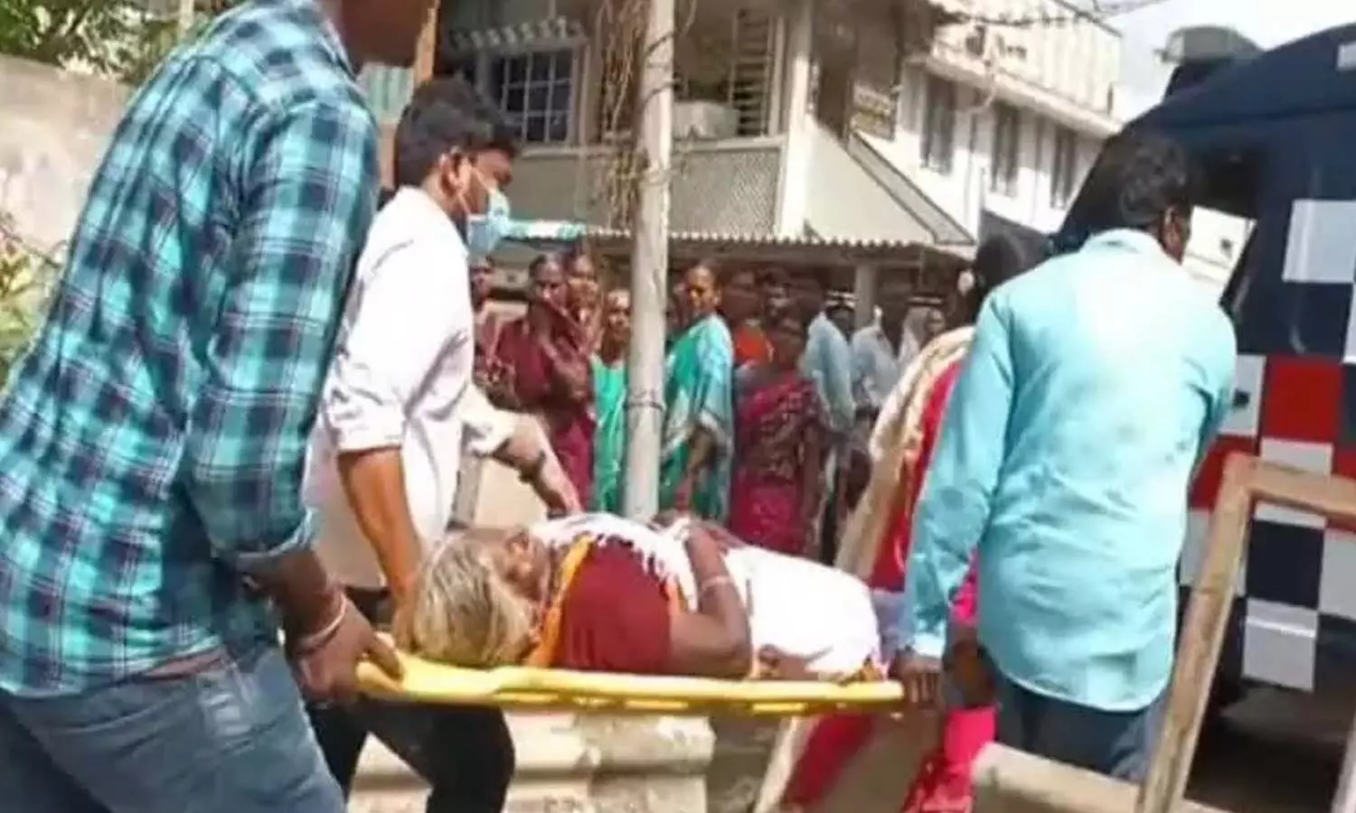 సీఎం సభలో సొమ్మసిల్లి పడిపోయిన మహిళలు