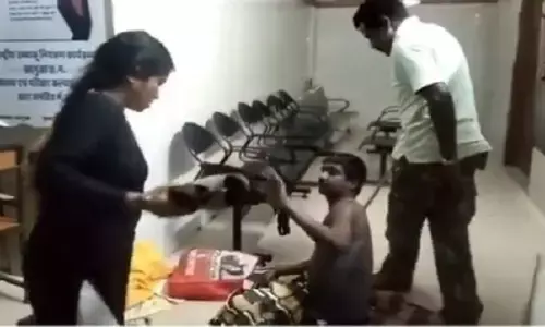 ఎయిర్ కూలర్ ఆన్ చేసుకుని పడుకున్నందుకు.. చెప్పుతో కొట్టిన మహిళ