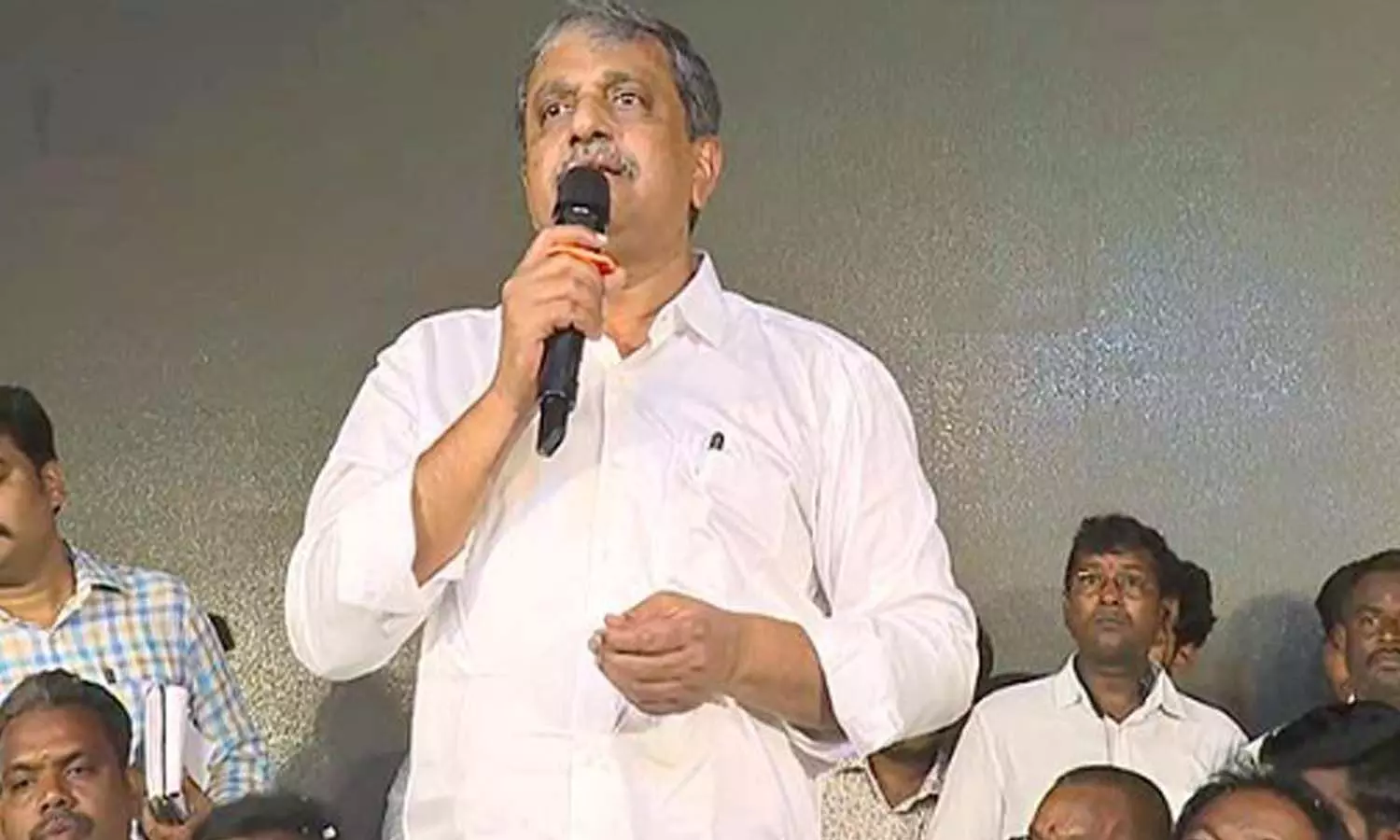 నటుడిని అడ్డంపెట్టుకుని రాజకీయాలా?