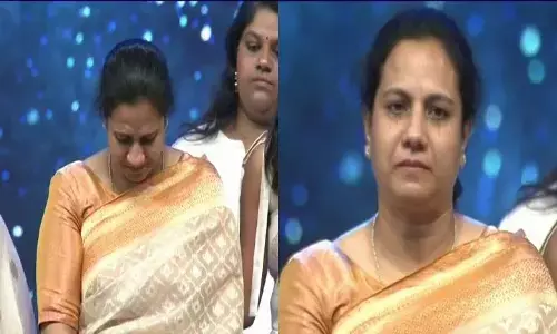 స్టేజ్ మీద ఏడ్చేస్తూ అక్కడి నుండి వెళ్ళిపోయిన పునీత్ రాజ్ కుమార్ భార్య అశ్విని
