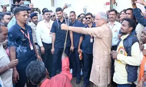 కొరడాతో కొట్టించుకున్న ముఖ్యమంత్రి