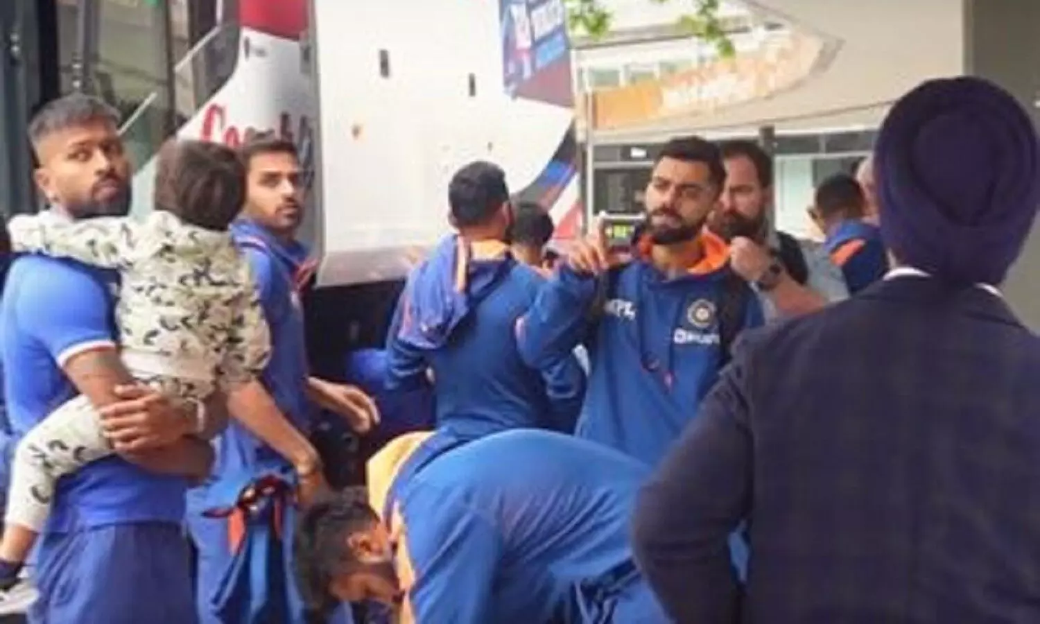 భారత జట్టుకు అవమానం.. సరైన భోజనం కూడా పెట్టలేదట భారత జట్టుకు అవమానం.. సరైన భోజనం కూడా పెట్టలేదట