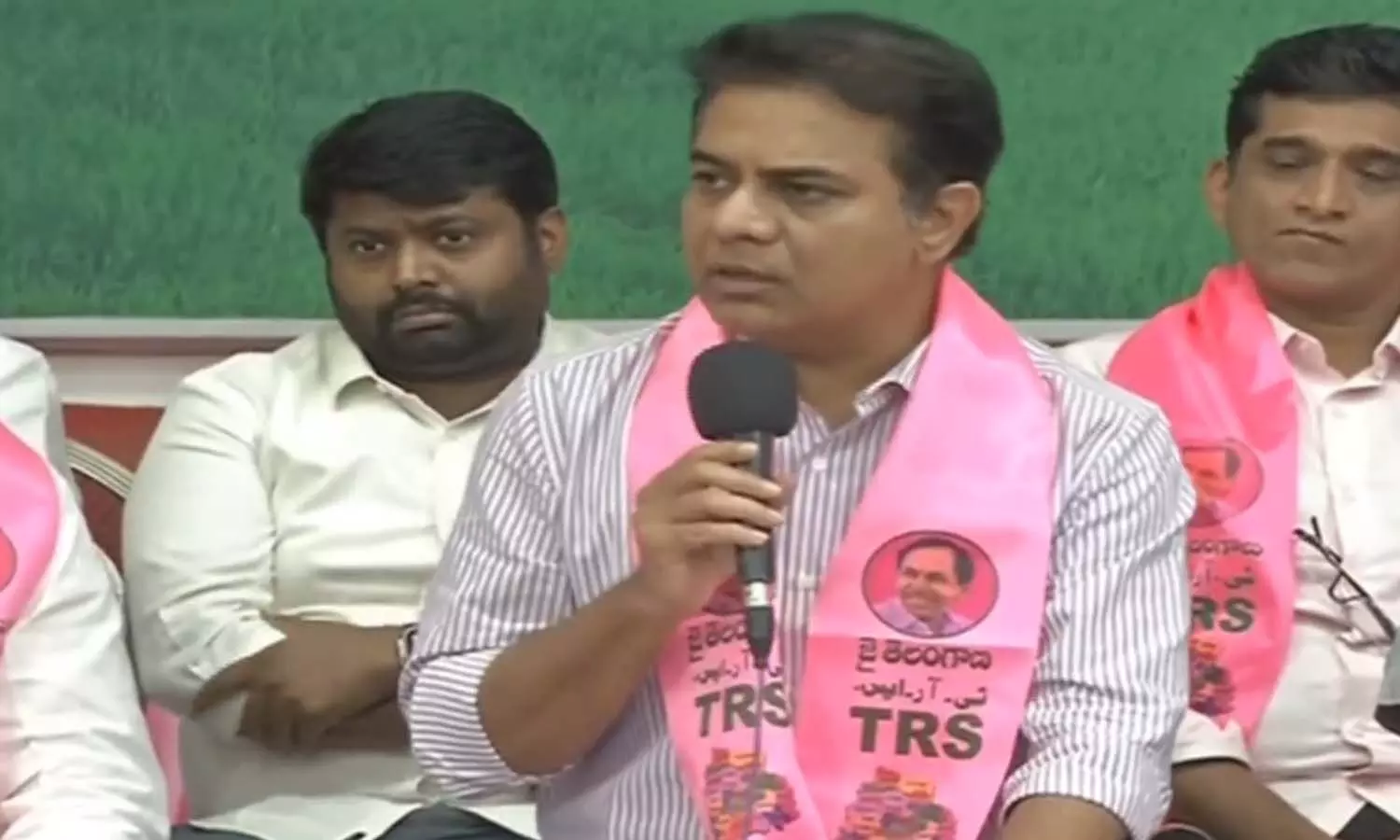 యాదాద్రిని సంప్రోక్షణ చేయండి.. వేదపండితులకు కేటీఆర్ సూచన