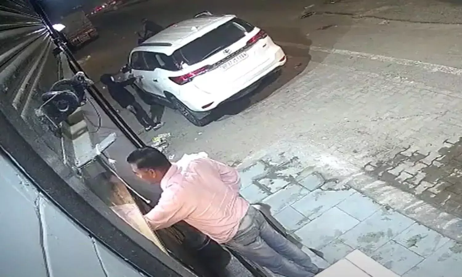 ఫార్చూనర్ కారును బెదిరించి లాక్కెళ్లిపోయారు.. వీడియో మొత్తం రికార్డు