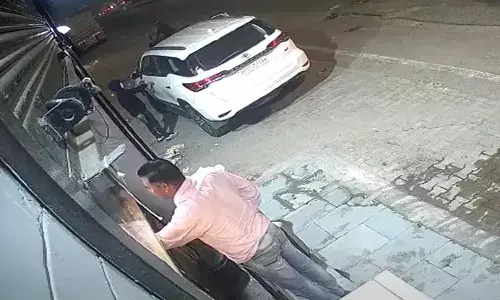 ఫార్చూనర్ కారును బెదిరించి లాక్కెళ్లిపోయారు.. వీడియో మొత్తం రికార్డు