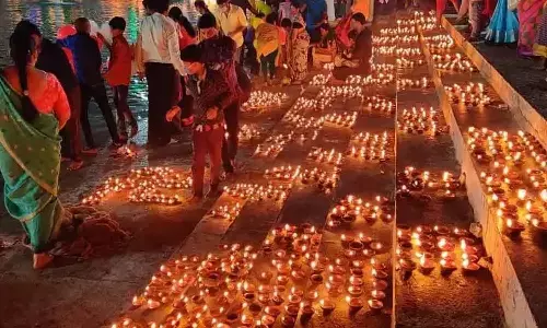 శ్రీశైలానికి పోటెత్తిన భక్తులు