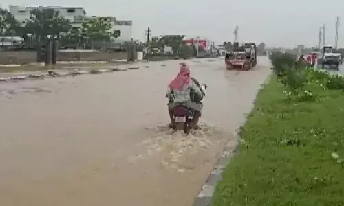 ఏవండీ .. జాగ్రత్త... వాగులు దాటేటప్పుడు