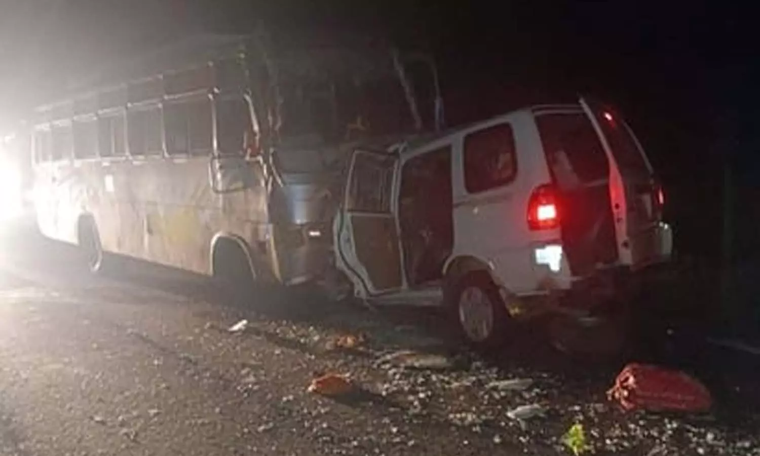 మధ్యప్రదేశ్ లో ఘోర రోడ్డు ప్రమాదం... 11 మంది మృతి