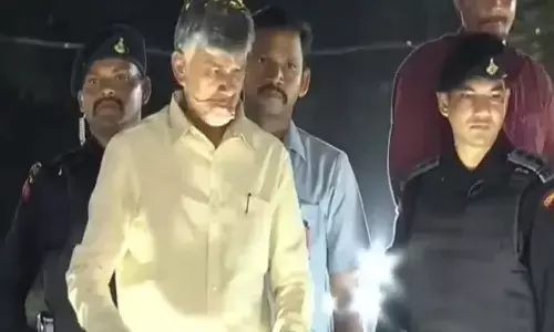 చంద్రబాబు రోడ్ షోపై రాళ్లు