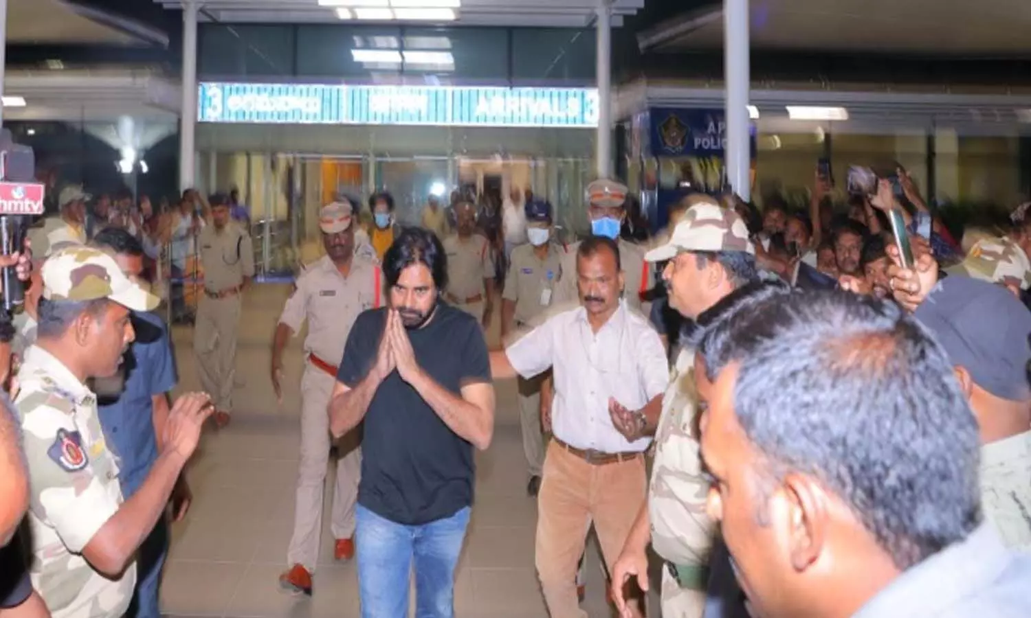 ఇడుపులపాయ పైన హైవే వేస్తా... పవన్ వార్నింగ్