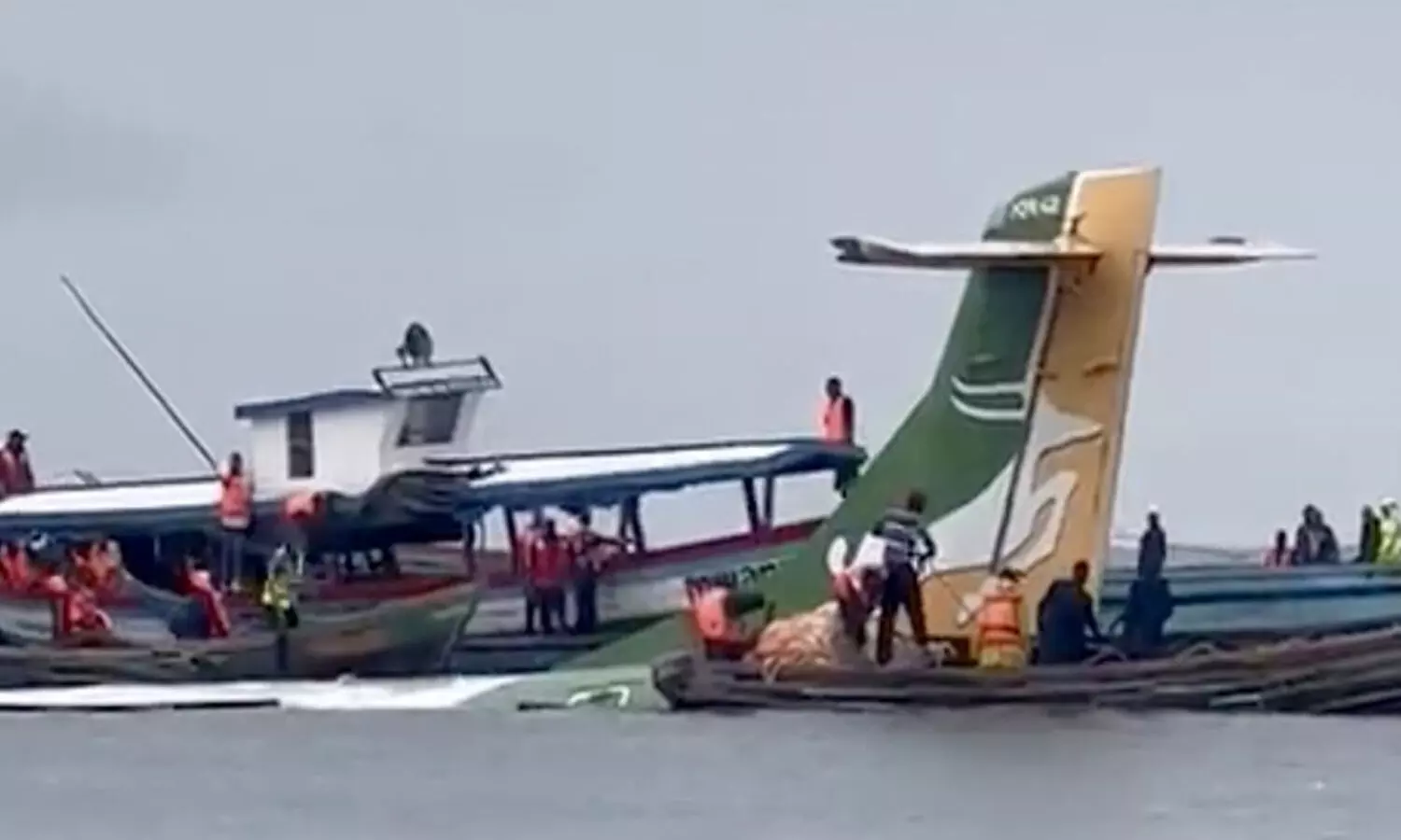 flight crashes in lake , tanzania