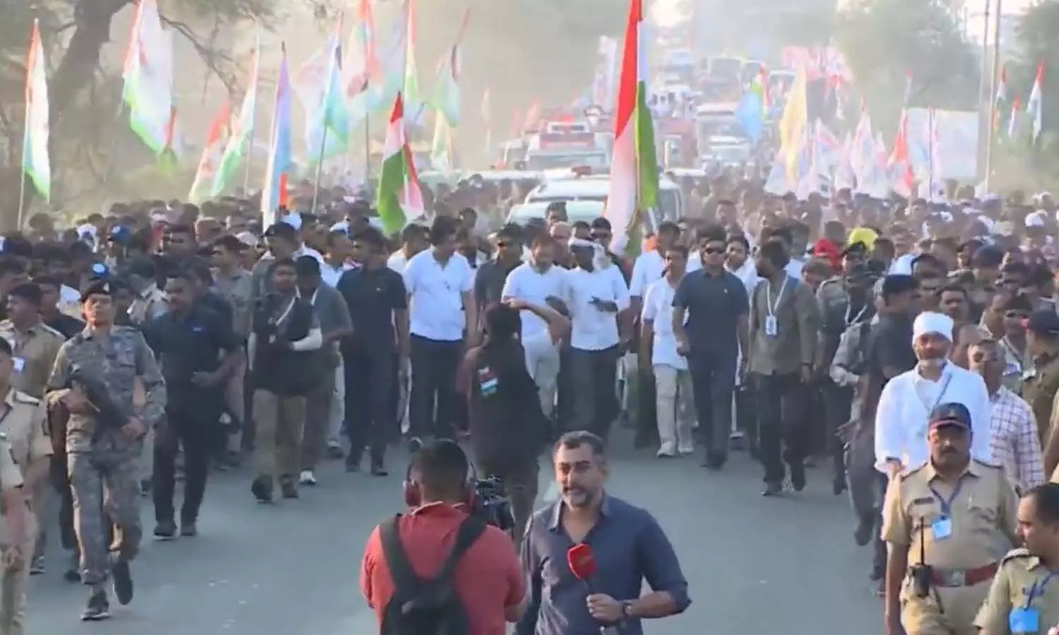 జోడో యాత్రకు బ్రేక్ : గుజరాత్ కు రాహుల్