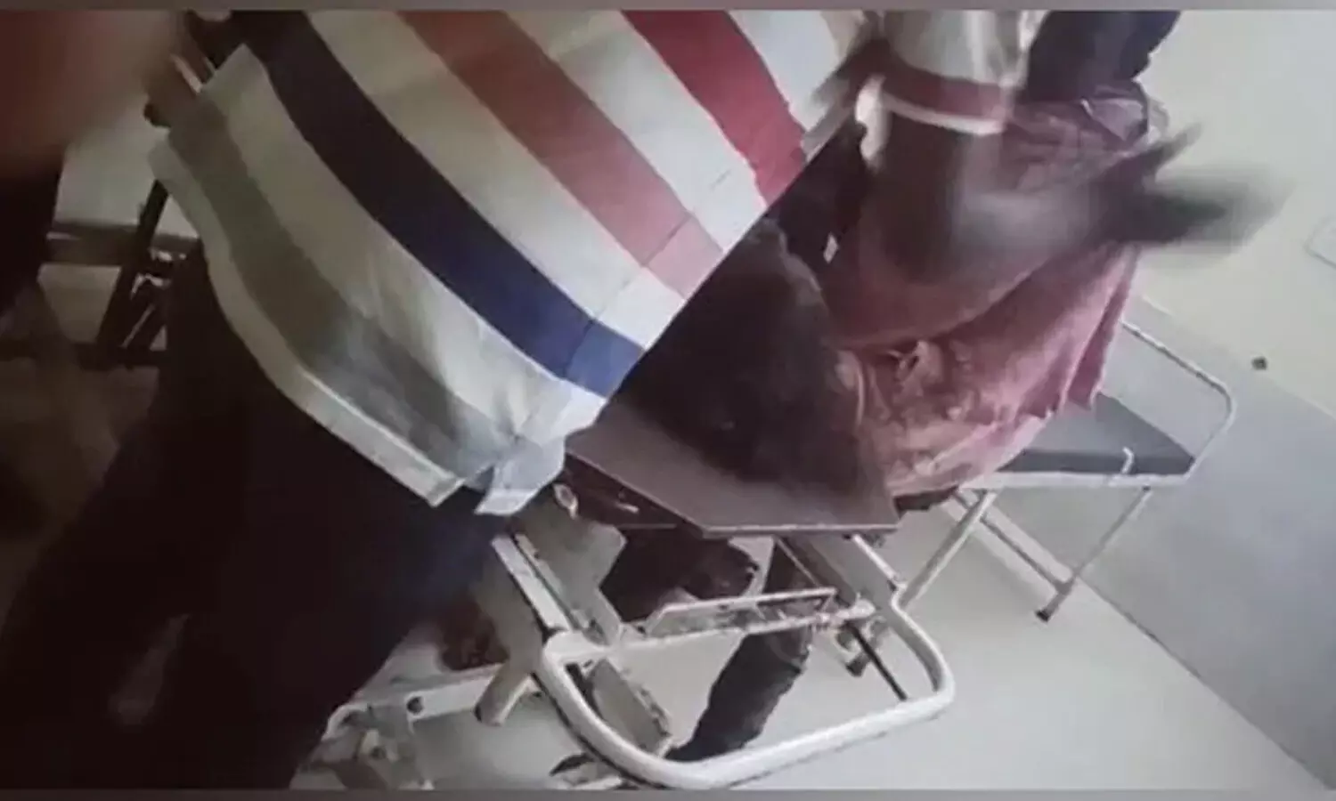 doctor beats patient in hospital, chattisgarh govt hospital