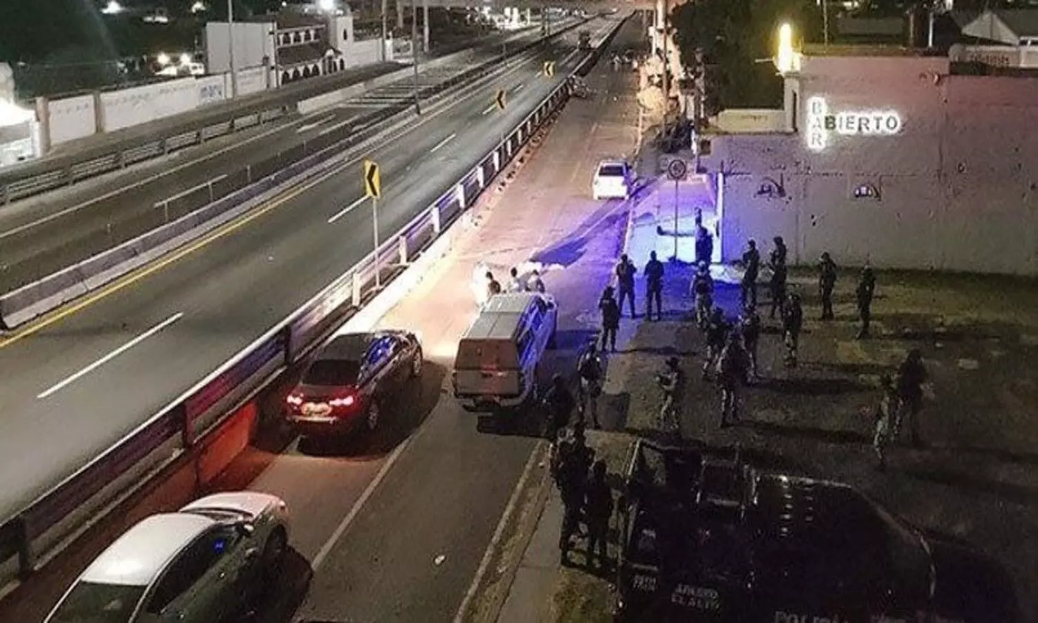 బార్ లో కాల్పులు.. తొమ్మిది మంది మృతి