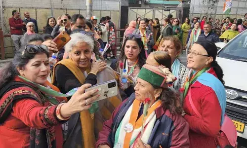 కాంగ్రెస్ మహిళా కార్యకర్తలతో నిర్మలా సీతారామన్ సెల్ఫీ