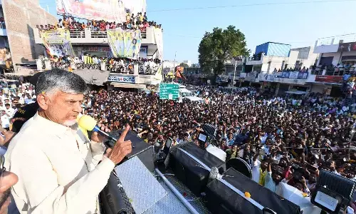 గుంతలు పూడ్చలేరు కాని.. రాజధానులు కడతారా?