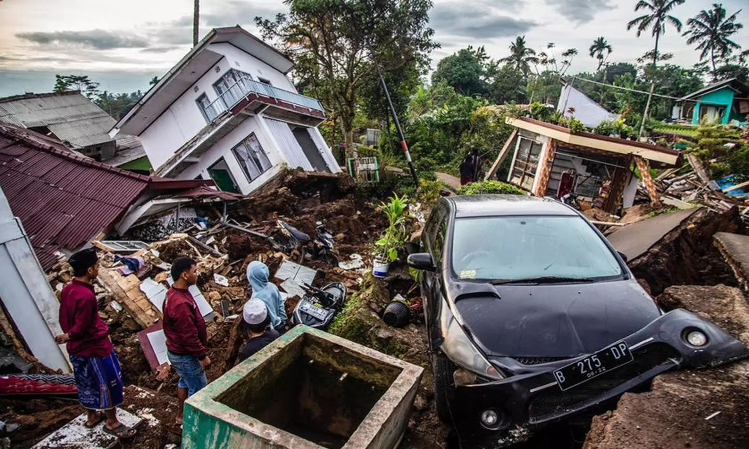 162 dead in indonesia earthquakes