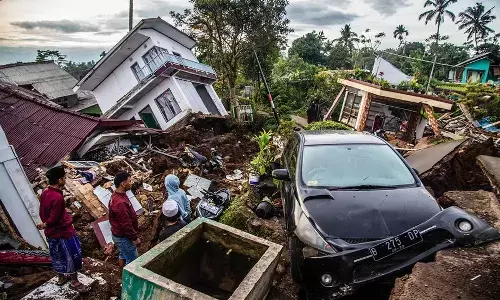 162 dead in indonesia earthquakes
