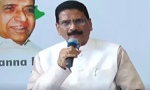 రేవంత్ బ్లాక్ మెయిలర్.. ఛీటర్