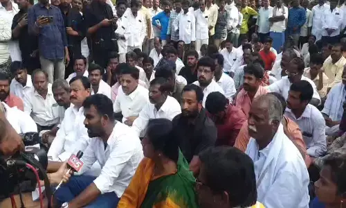 paritala sunitha, tdp, protest