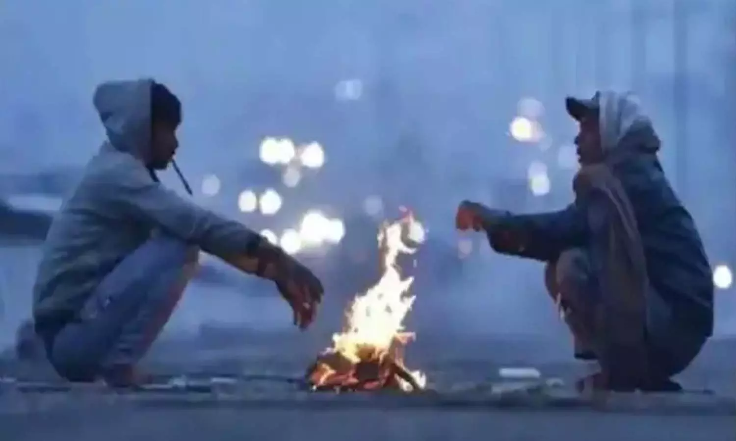 వణికిపోతున్న జనం.. పెరిగిన చలిగాలులు వణికిపోతున్న జనం.. పెరిగిన చలిగాలులు