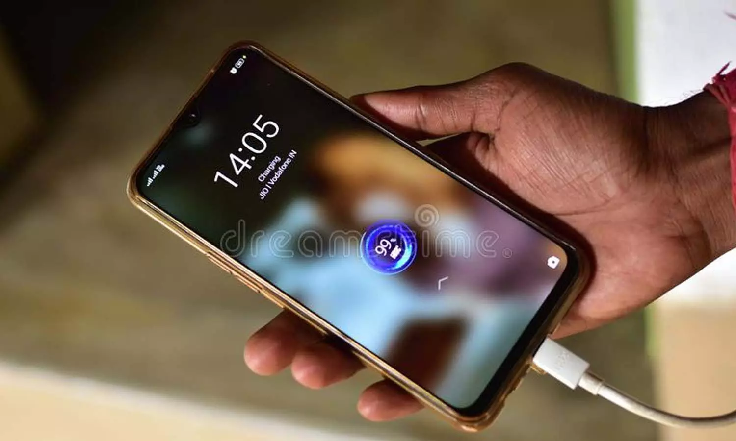 మొబైల్ ఛార్జింగ్ పెట్టి తీస్తుండగా.. మృతి