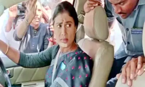 కారు లో రెండుగంటల హైడ్రామా.. షర్మిల అరెస్ట్