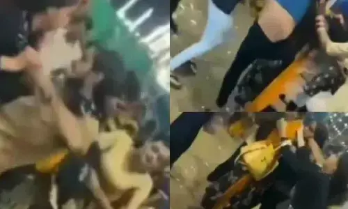 girls fight for lover, bihar sonepur mela