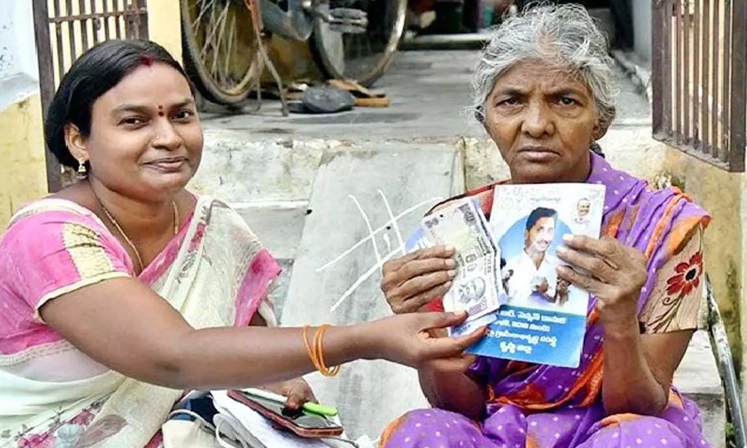 తెల్లవారుజామునుంచే పింఛన్లు పంపిణీ