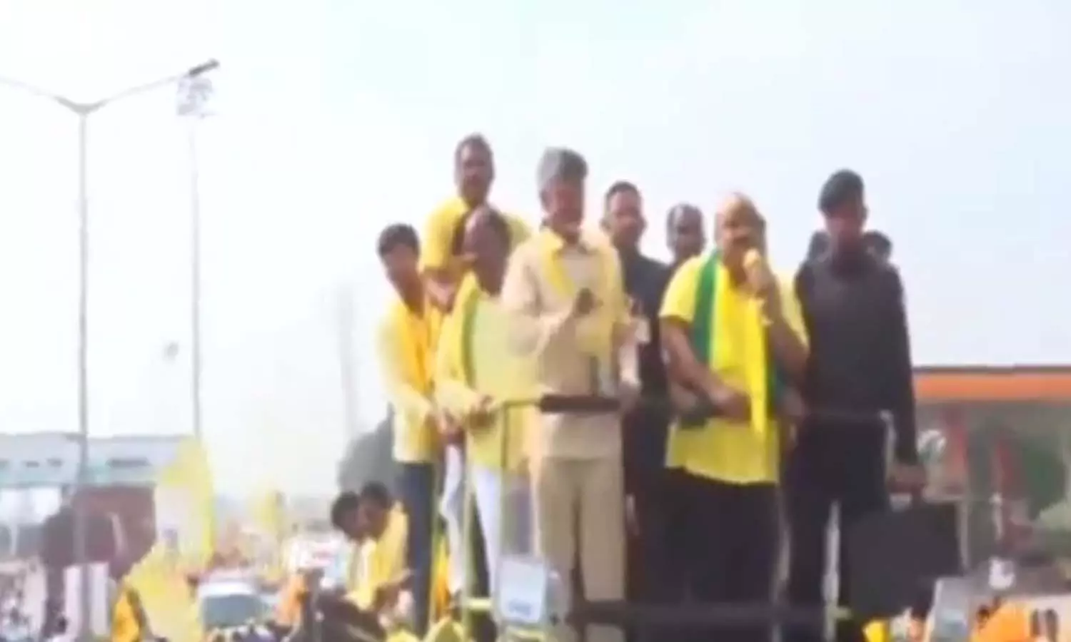 పోలవరం వద్ద ఉద్రిక్తత.. చంద్రబాబు ధర్నా