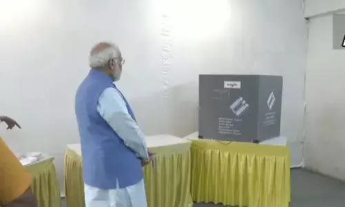 క్యూ లైన్ లో నిల్చుని మోదీ