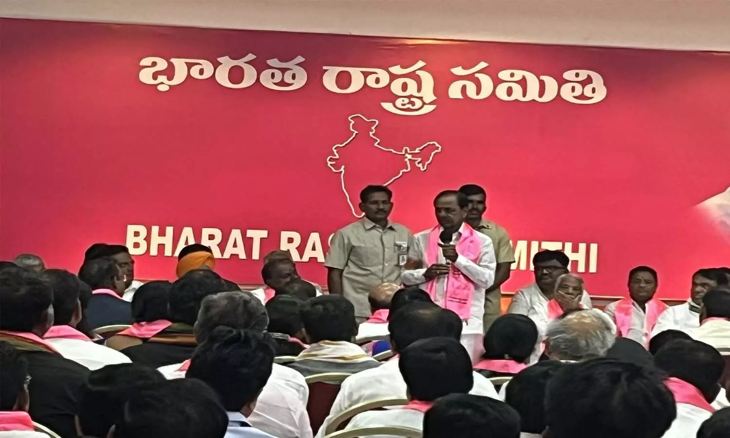 కర్ణాటక ఎన్నికల్లో పోటీ చేస్తాం : కేసీఆర్