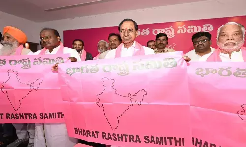 బీఆర్ఎస్ గా టీఆర్ఎస్.. జెండాను ఆవిష్కరించిన సీఎం కేసీఆర్