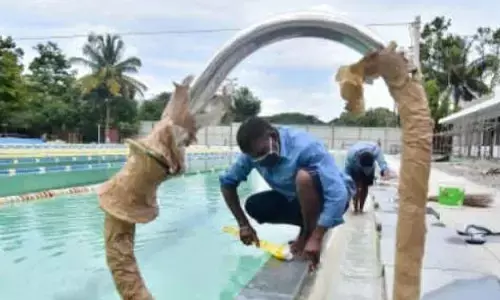 క్లోరిన్ గ్యాస్ లీకై 10 మంది విద్యార్థులకు అస్వస్థత