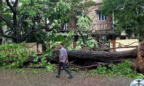ప్రజలెవరూ బయటకు రావద్దు: వణికిపోతున్న చెన్నై
