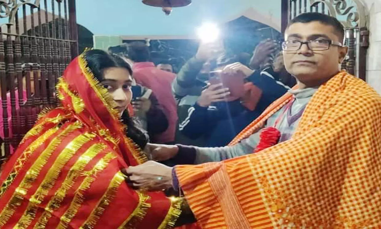 ఇదేందయ్యా ఇది.. తనకన్నా 30 ఏళ్లు చిన్నదైన స్టూడెంట్ ను పెళ్లాడిన టీచర్