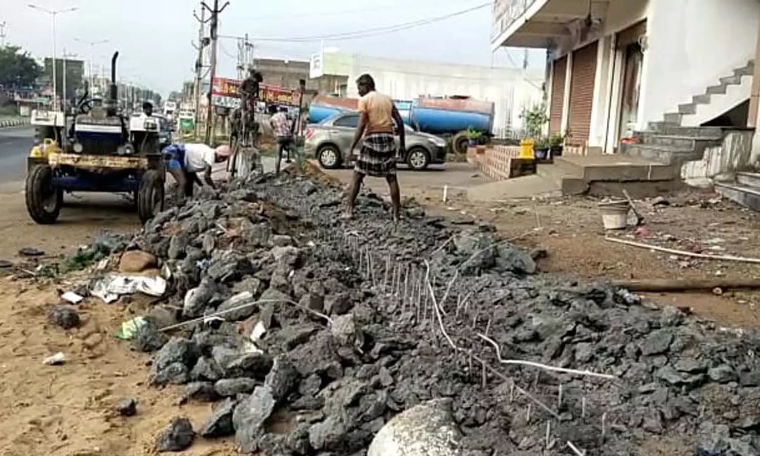 అడ్డుగా ఉందని నేషనల్ హైవే గోడ కూల్చివేత