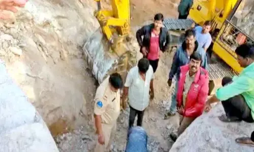 బండరాళ్ల మధ్య యువకుడు..40 గంటలుగా నరకయాతన