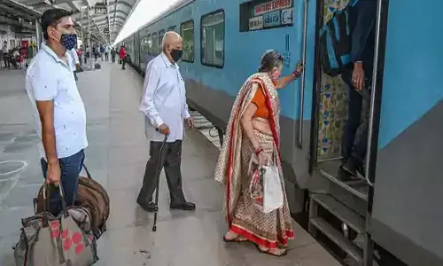 సీనియర్ సిటిజన్లకు రైల్వే మంత్రి షాక్