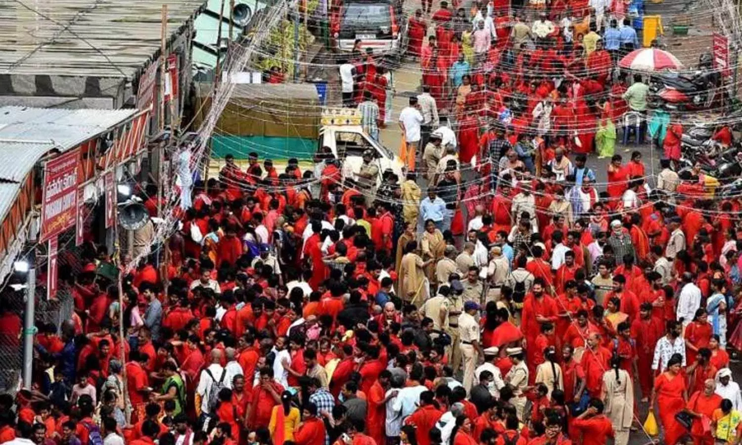 భవానీ భక్తులతో నిండిన ఇంద్రకీలాద్రి భవానీ భక్తులతో నిండిన ఇంద్రకీలాద్రి