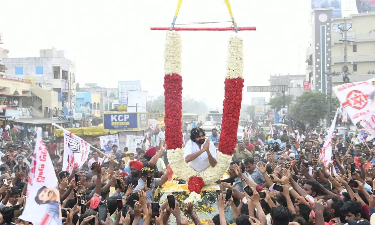 సత్తెనపల్లిలో పవన్ కు ఘన స్వాగతం