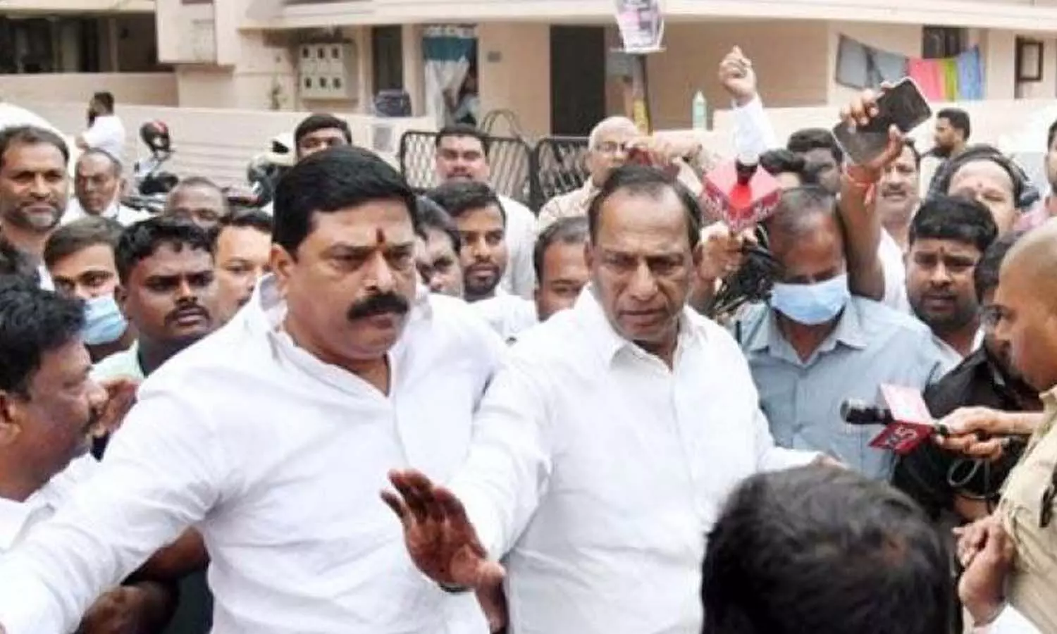 అంతా ఆయనే చేస్తున్నాడు